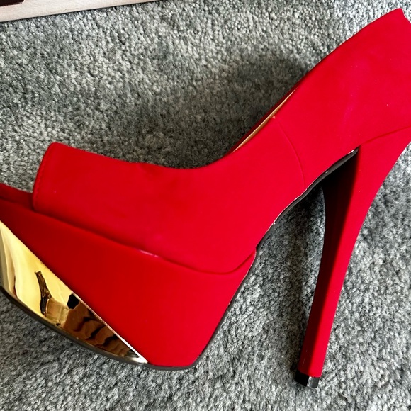 HOT HOT HOT Red Heels with Gold Accent Front platform size 8 by Qupid - Picture 4 of 5